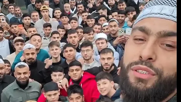 Celal Karatüre'den coşkulu bayram mesajı: Cami çıkışında gençlerle buluştu