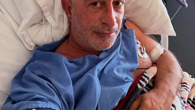 Cem Yılmaz'dan hastane odasından ilk açıklama eve gidip yatsam hâlâ yatıyor olurdum