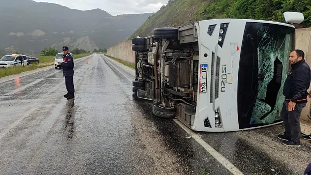 Cenaze dönüşü minibüs devrildi: 4 yaralı