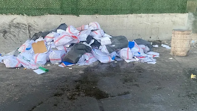Çeşme Belediyesi'ne rüşvet operasyonu: Evraklar yakılırken suçüstü yapıldı, 8 gözaltı