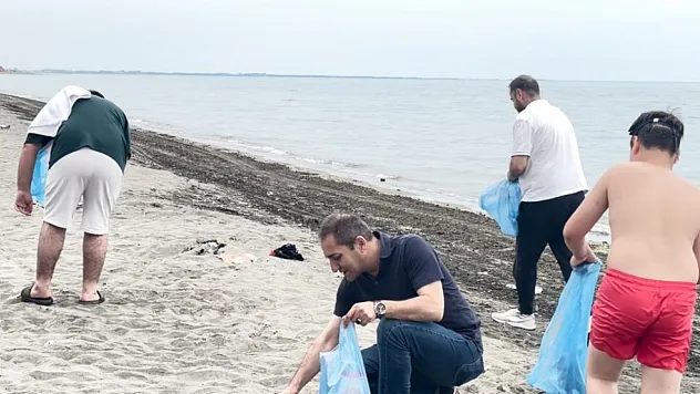 Çevre gönüllülerinden sahilde temizlik çalışması