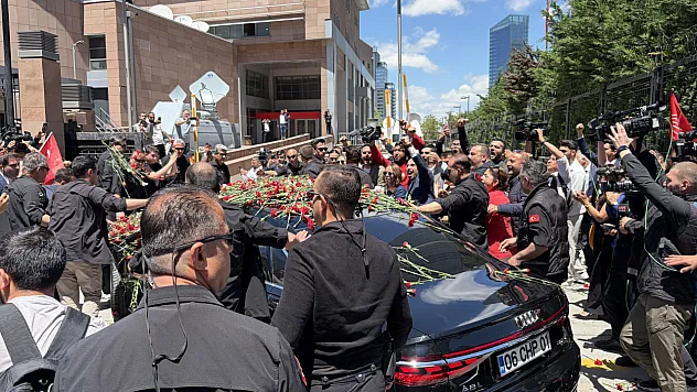 CHP'de Tarihi Gün! Kılıçdaroğlu Genel Merkez'e 'çiçeklerle' döndü!