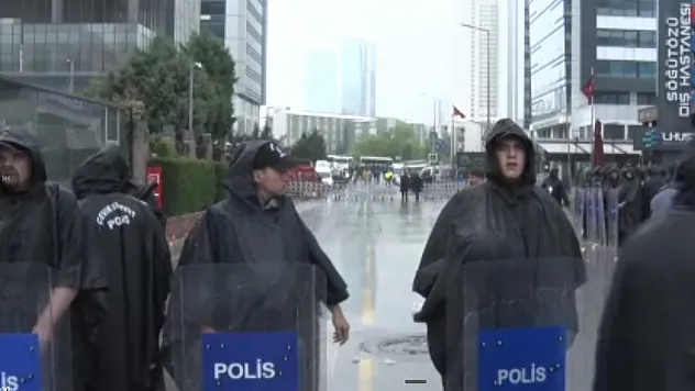 CHP Genel Merkezi'nde Gerilim: Kararı Tanımayan Partililere Müdahale