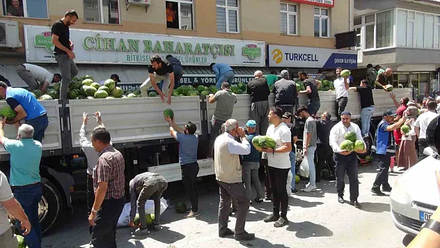 Çiftçi 30 ton karpuz dağıttı