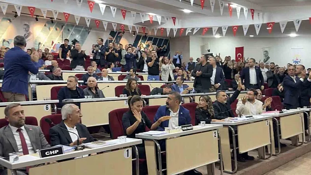 Çiğli meclisinde gerilim Başkana su şişesi fırlatıldı