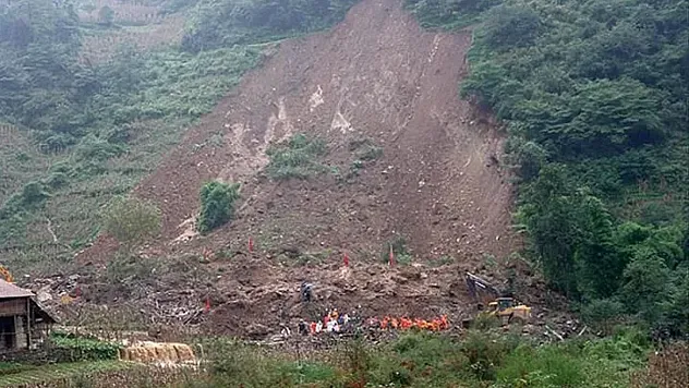 Çin'de toprak kaymasında 16 kişi enkaz altında kaldı