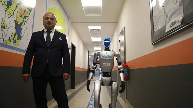 Çin'de ürettirilerek Türkiye'ye getirilen robota kimlik kartı verildi
