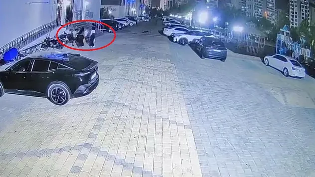 Çocuklar arasındaki kavgaya silahla müdahale kamerada