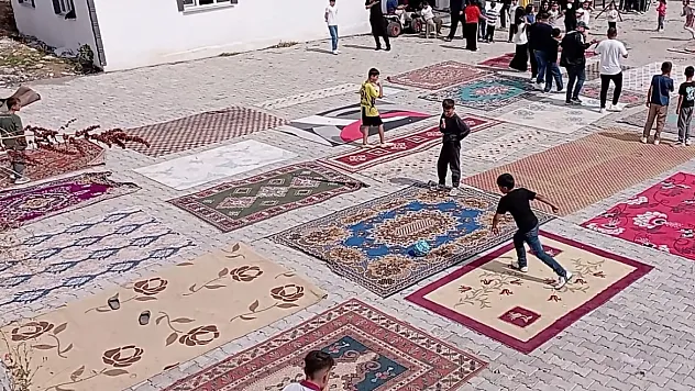 Çocuklar evlerden halı topladı, futbol sahası yaptı