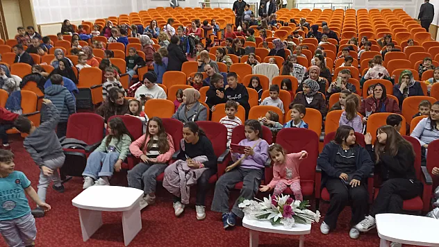 Çocuklardan yoğun ilgi: Havza'da eğitici ve eğlenceli tiyatro oyunu