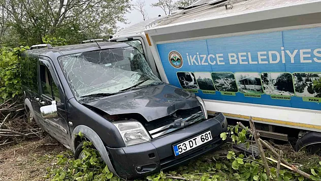 Çöp kamyonu ile otomobil çarpıştı: 3 yaralı