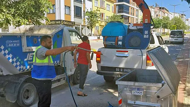 Çöp konteynerleri dezenfekte ediliyor