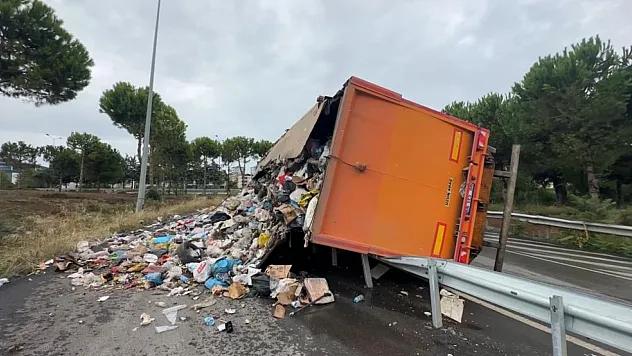 Çöp yüklü tır devrildi