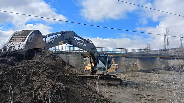 Çorum'da ayağı yıkılan köprünün yanına portatif köprü yapılıyor