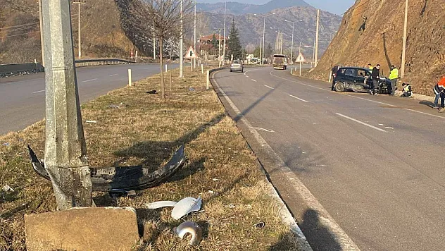 Çorum'da aydınlatma direğine çarpan otomobildeki 3 doktor yaralandı