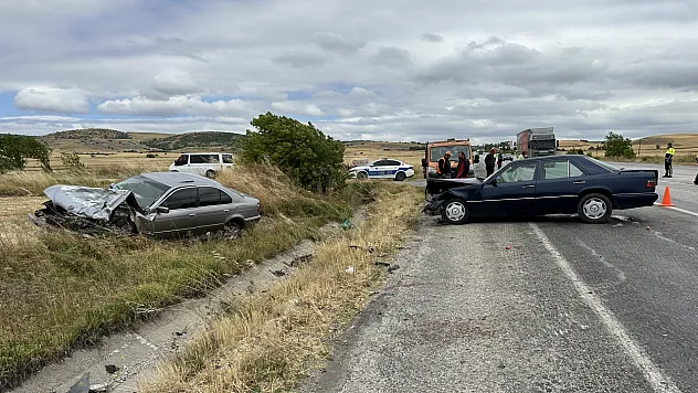 Çorum'da iki otomobil çarpıştı: 5 yaralı