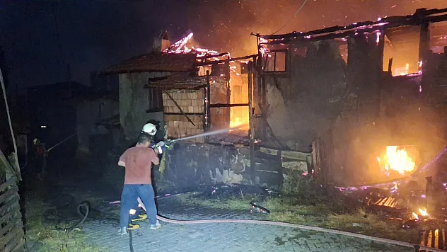 Çorum'da Korkutan Yangın: İki Ev Küle Döndü