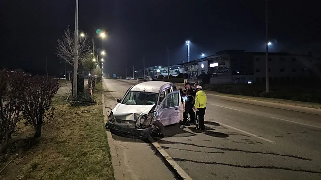 Çorum'da refüje çarpan araçtaki anne ile oğlu yaralndı