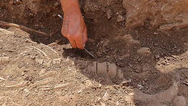 Çorum'da yürütülen Arkeolojik çalışmalarda 2 bin 300 yıllık mezar bulundu