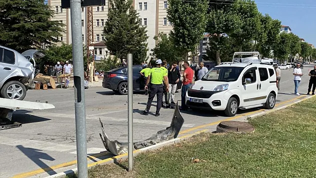 Çorum'da zincirleme felaket! 5 araç birbirine girdi !