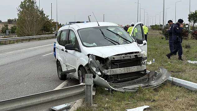 Çorum-Samsun kara yolunda hafif ticari araç refüje çarptı