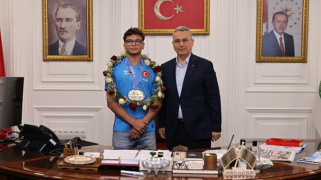 Cumhurbaşkanlığı Kupası'nda gümüş madalya kazanan güreşçi Oğuzhan Kaya'dan Başkan Kurnaz'a ziyaret