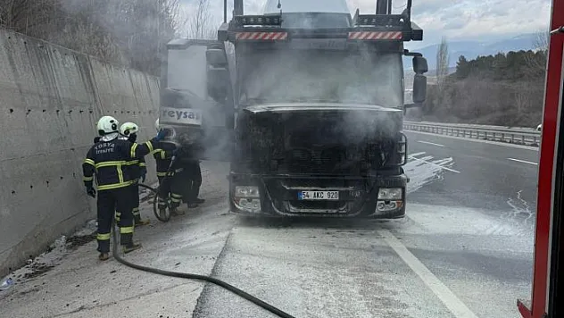 D-100 Karayolunda Çekici Alev Aldı