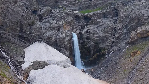 Dağın içindeki şelale ilgi çekiyor