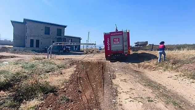 Damperi elektrik tellerine takılan kamyon yangın çıkardı