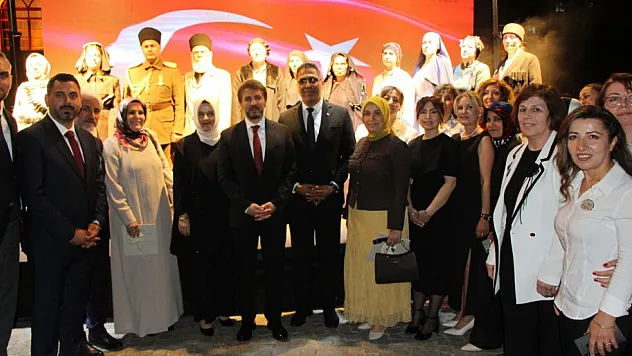 Defilede mankenlik yaptılar