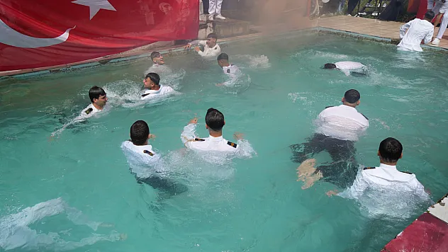 Denizci öğrenciler mezuniyeti havuza atlayarak kutladı