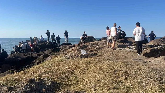 Denizde dalgalara kapılan 17 yaşındaki çocuğu arama çalışmaları sürüyor