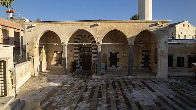 Depremde hasar gören iki tarihi cami yeniden ibadete açılıyor