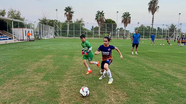 Depremden sonra futbol sayesinde hayata tutundu