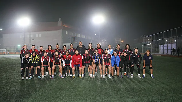 Depremin izlerini futbolla sildiler