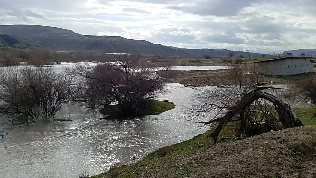 Dere taştı, araziler sular altında