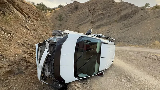 Derecik'te virajı alamayan otomobil tepeye çarparak takla attı