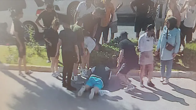 Devrilen motosikletin sürücüsüne, ilk yardım vatandaşlardan