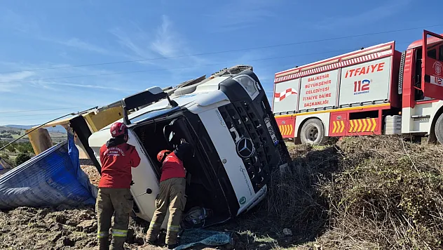 Devrilen tır sürücüsü yaralandı