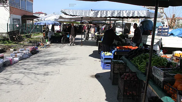 Dikbıyık Cuma Pazarı'nda fiyatlar cep yakıyor