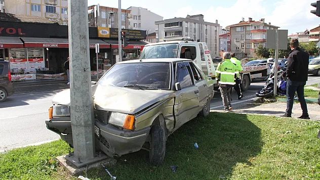 Direksiyon hakimiyetini kaybetti, elektrik direğine çarparak durabildi