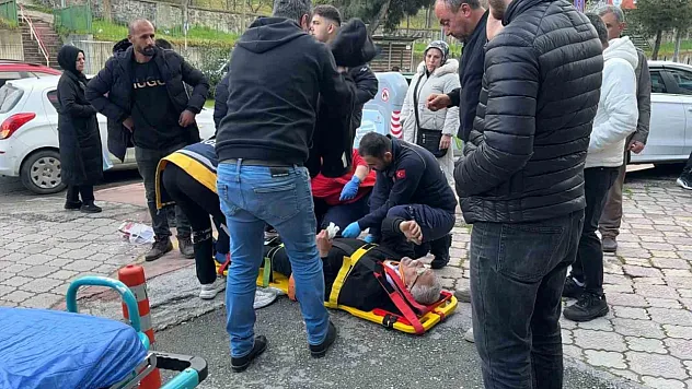 Direksiyon hakimiyetini kaybetti, kaldırıma çıktı