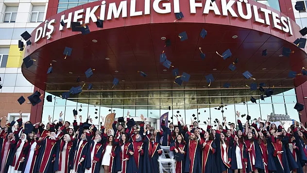 Diş Hekimliği Fakültesi'nde mezuniyet sevinci