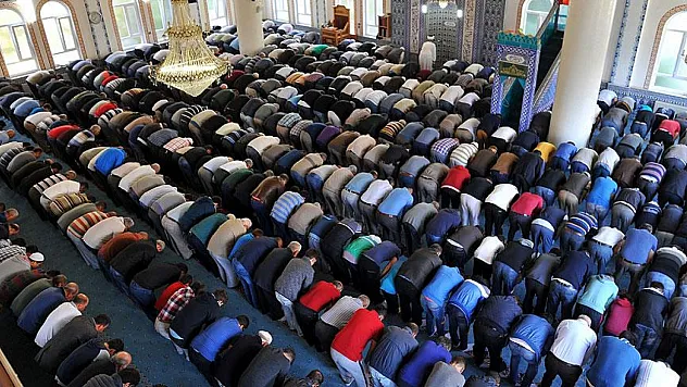 Diyanet 17 Nisan Cuma hutbesi yayımlandı| Minberden öğretmen ve öğrencilere dua edilecek