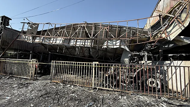 Diyarbakır'da büyük yangın: 3 dükkan, 22 traktör yandı