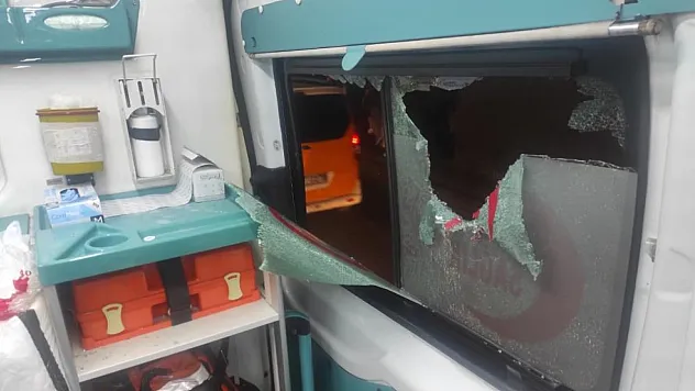 Diyarbakır'da iki ambulans taşlandı