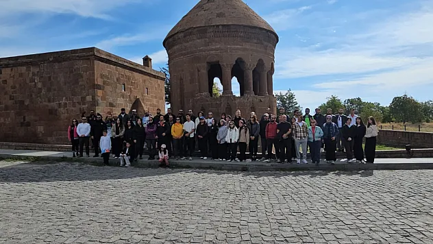 Doğaseverler Ahlat'ın tarihini ve doğasını keşfetti