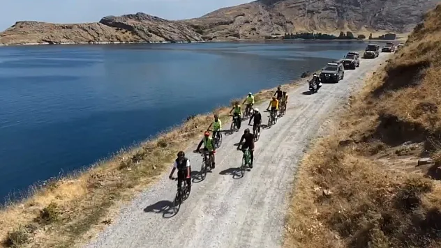 Doğaseverler Van Gölü kıyısında pedal çevirdi