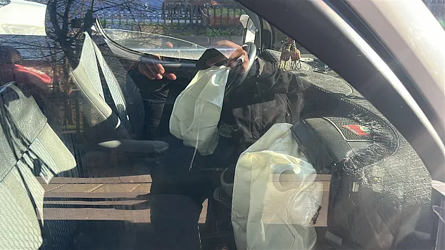 Dolmuşun çarptığı otomobilde panik