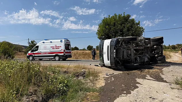 Domaniç yolunda kum yüklü kamyon devrildi